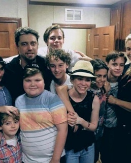 Билл Скарсгард с актерским составом фильма «Оно»