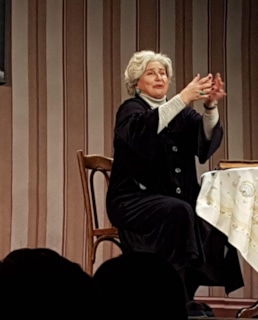 Актриса Галина Коньшина в театре