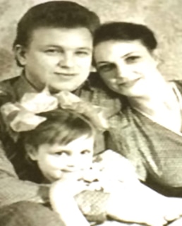 Галина Коньшина в детстве с родителями