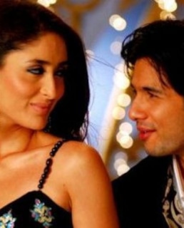 Карина Капур и Шахид Капур в фильме «Когда мы встретились»