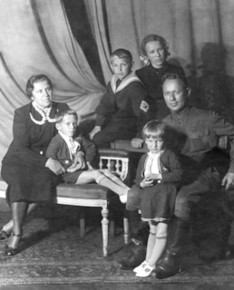 Михаил Шолохов с семьей