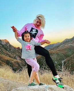 Певица Саша (Саша Градива) с дочерью