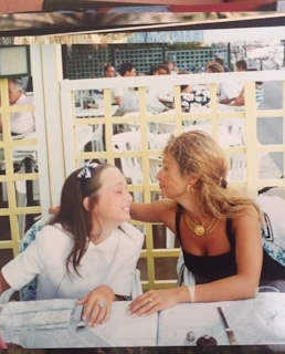 Ольга Изаксон в детстве с мамой