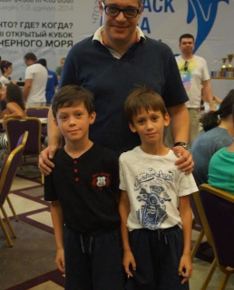 Максим Поташев с сыновьями