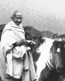 Махатма Ганди за ткацким станком