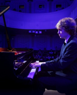 Пианист Иван Бессонов