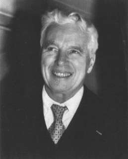 Чарли Чаплин с женой Уной в аэропорту Лондона