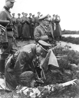 Генрих Гиммлер в окопе на фронте