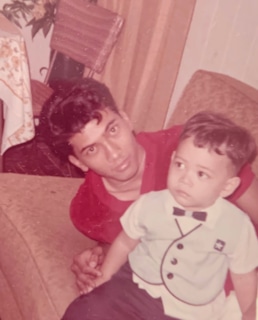 Марк Дакаскос в детстве с отцом