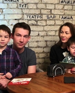 Кирилл Емельянов с женой и детьми