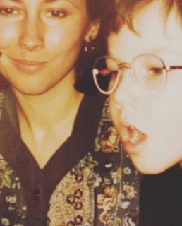 Кирилл Емельянов в детстве с мамой