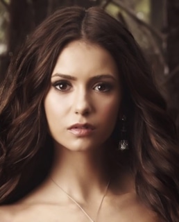 Нина Добрев