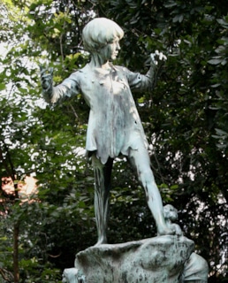Памятник Питеру Пэну и Венди