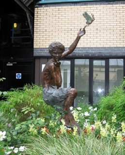 Памятник Питеру Пэну и Венди