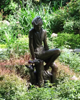 Памятник Питеру Пэну и Венди