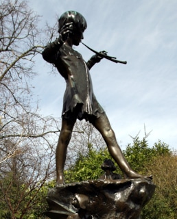 Памятник Питеру Пэну и Венди