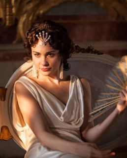 Таппенс Мидлтон в роли Элен Курагиной