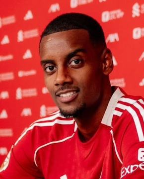 Александер Исак