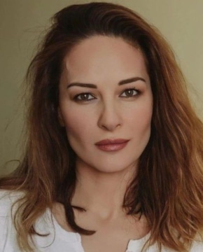 Таз жігіт қызыл шашты әйелді пиязда қатты бұрыштайды