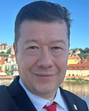 Томио Окамура