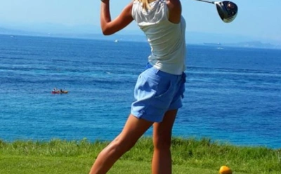 Евгения Ефимова играет в гольф