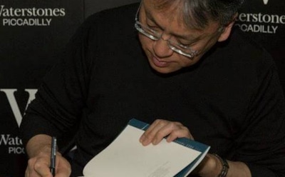 Кадзуо Исигуро подписывает книги