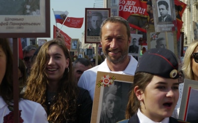 Павел Поселёнов и его дочь Александра в строю «Бессмертного полка»