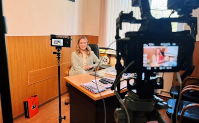 Ер адам әйелдің алдында жұлқынады Порно көру: өгей шешесі өгей ұлының құрбысын азғырады