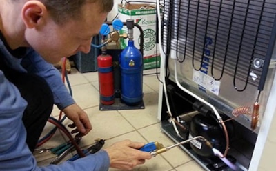На что обращать внимание при выборе организации для ремонта холодильника