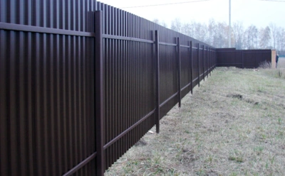 Установка забора из профнастила