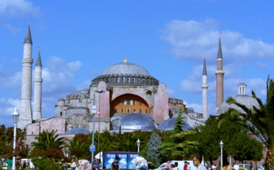 Чем привлекают туристов Испания и Турция?