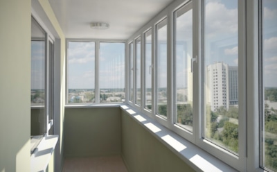 Сколько стоит остеклить балкон или лоджию