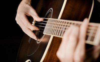 Как выбрать акустическую гитару