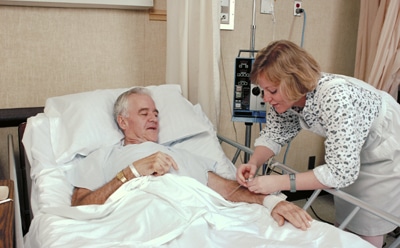 Преимущества услуги сиделки в больницу