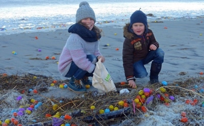 В Германии на берег Северного моря вынесло тысячи киндер-сюрпризов