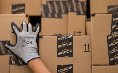 Сотрудника Amazon уволили за "привет от дяди Адольфа" клиентке-еврейке