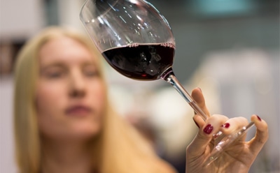 "Здоровое похудение": бокал вина перед сном сжигает лишний вес