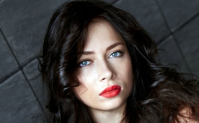 Настасья Самбурская побрилась налысо на спор с другом