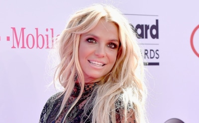 "Пикантный конфуз": у Бритни Спирс на концерте выпала грудь из комбинезона