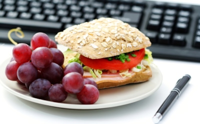 "Перекус на ходу": диетологи раскрыли пользу такого способа питания