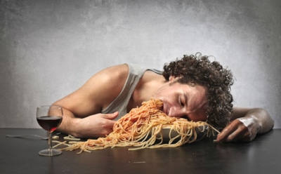 "Опасные привычки": диетологи рассказали, что нельзя делать после еды