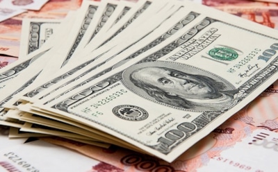 Курс доллара впервые за 1,5 года упал ниже 58 рублей