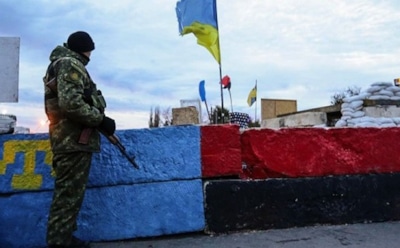 Митингующие за блокаду Донбасса установили палатку у администрации Порошенко