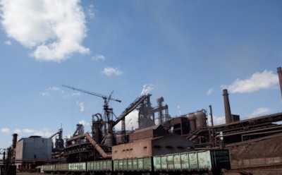 В Донбассе из-за блокады остановили работу два крупных завода Ахметова