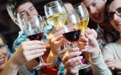 "Пить полезнее, чем не пить": полный отказ от алкоголя смертельно опасен