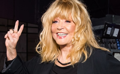 Алла Пугачева встретила весну "греческим танцем" на разбитой посуде