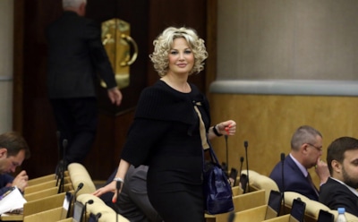 Максакова перед отъездом в Украину сняла клип в стиле "ВИА Гра"