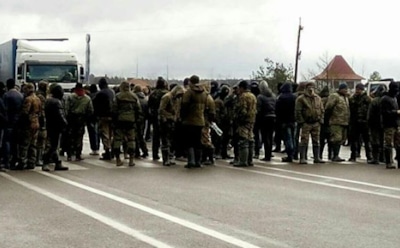 На Украине копатели янтаря в балаклавах перекрыли трассу на Варшаву