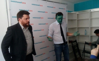 Навального облили зеленкой при открытии предвыборного штаба в Барнауле
