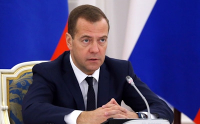 Медведев внес изменения в ПДД с ограничениями для начинающих водителей